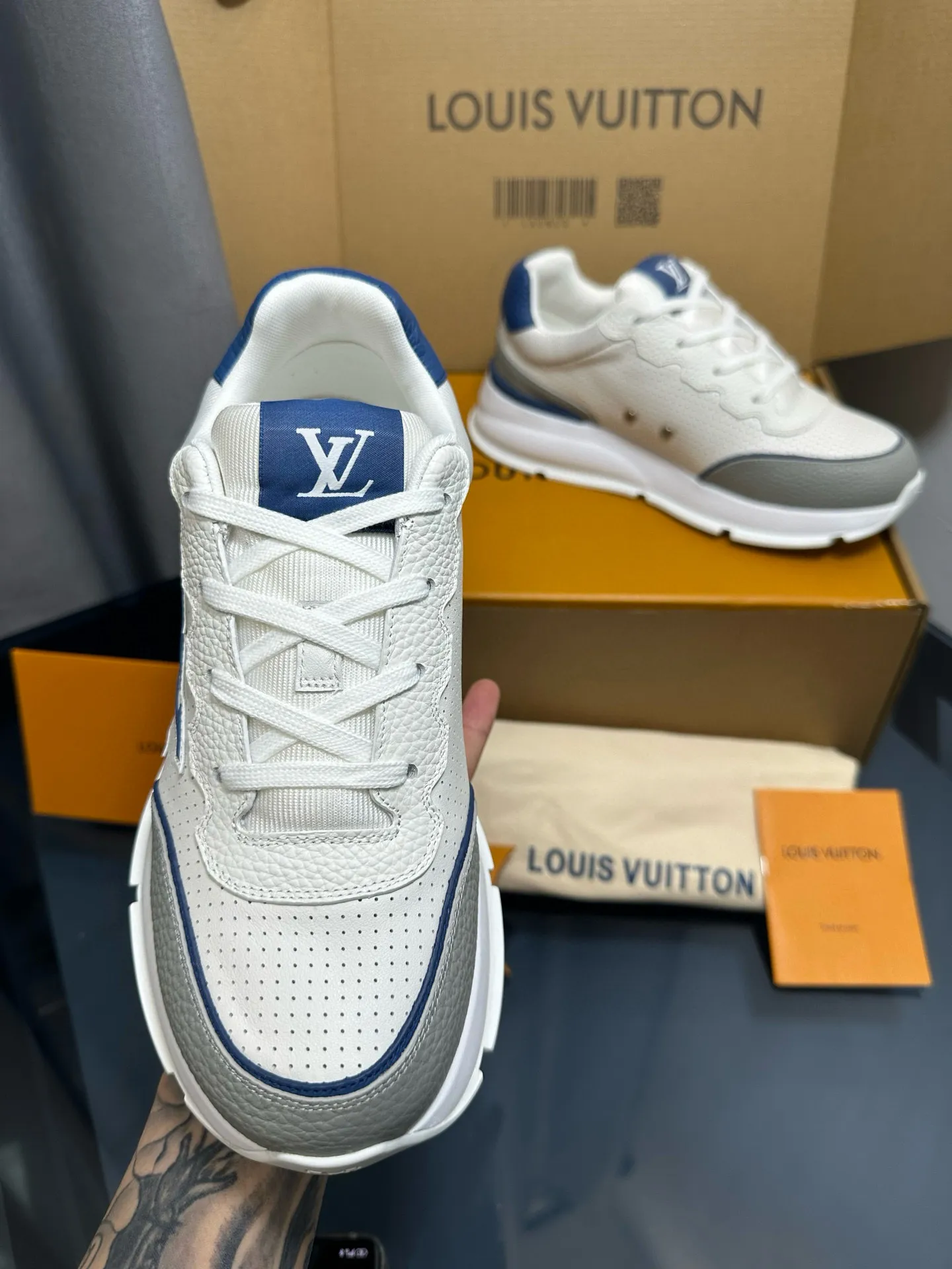 Factory price: 700💰🌈LV | Louis Vuitton 2025𝐬𝐬 🧡💚2025 spring and summer new style top version‼ ️The original version is the same. The counter focuses on the latest casual shoes and new hard goods🆕 ❥Purchasing agent level! Full of high-end feel! A popular model among bloggers at home and abroad, it’s retro and fashionable, and looks stunning on your feet! Wear a lot of happiness! The official website's main recommendation★ ━━━━━ ЅᏇєєt ━━━━━ ▪️Upper: Original custom-made imported calfskin fabric ▪️Inner: breathable gauze imported from Italy ▪️Outsole: rubber foam ➕t men's men's shoes 💰u high-end outsole ▪️Color: nine colors available ▪️Shoe size: 35-44, (45, 46 customized)